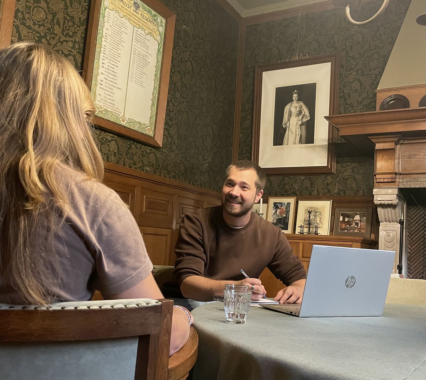 Adviseur en cli&euml;nt in gesprek tijdens een begeleidingsgesprek